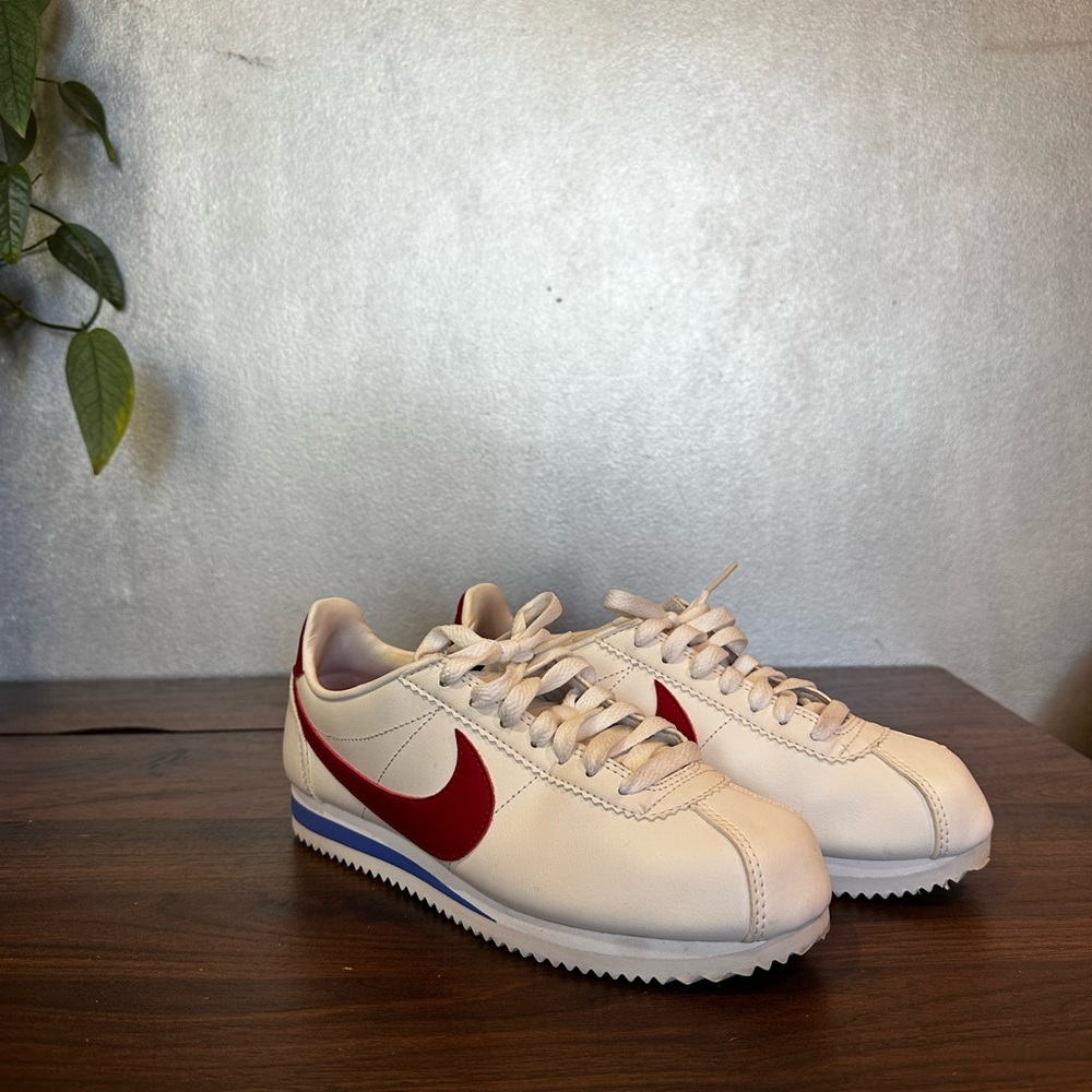 Nike Cortez Basic SL GS White Red Blue
807471-103  Women’s size 6.5 (Euro 37.5)